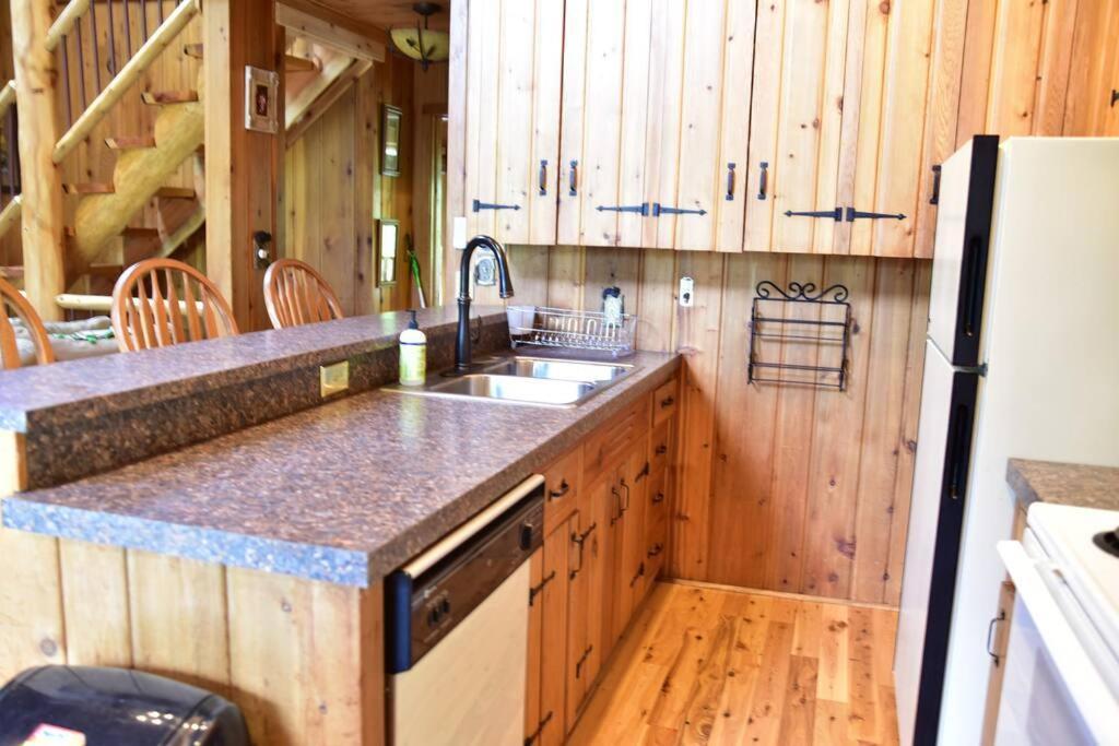 Quiet And Comfy 3Bed/2Bath - Chalet With Hot Tub. Cedar Exterior photo